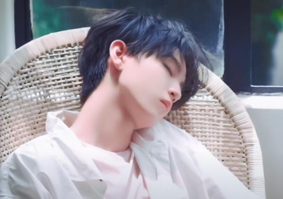 王俊凯睡觉的图片